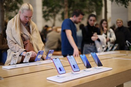 Назван самый продаваемый смартфон в мире Стартовое устройство Apple впервые с 2022-го возглавило мировые продажи смартфонов в I квартале года. Об этом сообщается в отчете Counterpoint Research CR . Согласно данным компании, iPhone 16 стал самым продаваемым смартфоном на рынке за первые три месяца года. В первой пятерке самым популярных девайсов кроме iPhone 16 оказались еще 3 гаджета Apple — iPhone 16 Pro Max, iPhone 16 Pro и iPhone 15. На пятой позиции расположился Samsung Galaxy A15 5G. Всего в список 10 самых продаваемых смартфонов попало 5 iPhone, 4 девайса Samsung и 1 аппарат Xiaomi. «Apple сохранила свое сильное присутствие в списке топ-10, обеспечив себе пять мест в пятом квартале подряд в марте», — заметили специалисты CR. Аналитики отдельно заметили, что лидерство iPhone 16 — первый случай с 2022 года, когда главным бестселлером оказывался базовый смартфон Apple.