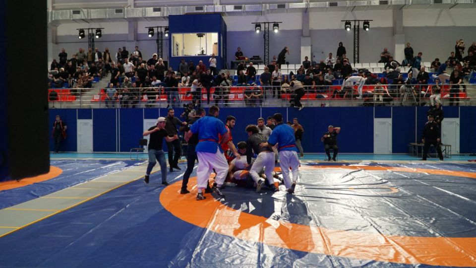 В Крыму на турнире по борьбе Куреш 2025 произошла массовая драка Воскресенье 21 декабря Крым 24 На проходивших в Симферополе Всероссийских соревнованиях по борьбе на поясах Куреш 2025 произошла массовая драка между участниками Об этом сообщает телеканал Миллет Во время одного из поединков эмоции участников вышли из под контроля и один из борцов спровоцировал драку прямо на ковре Полицейские дежурившие на мероприятии были вынуждены использовать специальные средства для усмирения конфликтующих сторон Организаторы приняли решение отстранить участников инцидента от дальнейшего участия в соревновании Турнир был временно остановлен до полного урегулирования ситуации Фото телеканал Миллет Подробнее