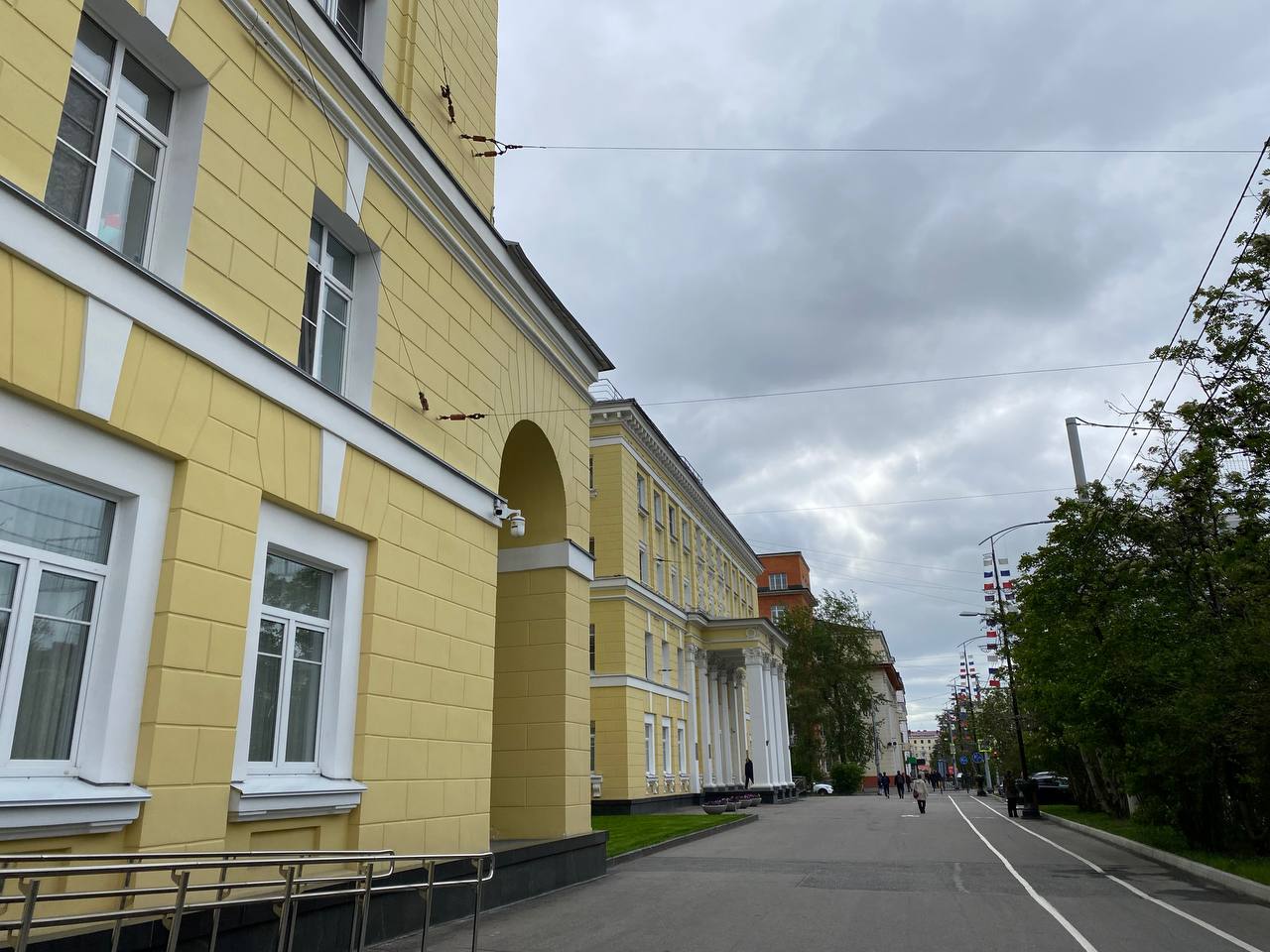 В Мурманской области появился архитектурный совет В него вошли 25 экспертов, среди которых местные специалисты, московские архитекторы, представители власти и бизнеса. «Это сделано для того, чтобы была профессиональная площадка для генерации новых идей, особенно важная сейчас, когда в регионе начинается масштабное жилищное строительство. Нужно, чтобы предложения застройщиков оценивал коллегиальный орган», — пояснил Андрей Чибис. Подробнее — на нашем сайте.