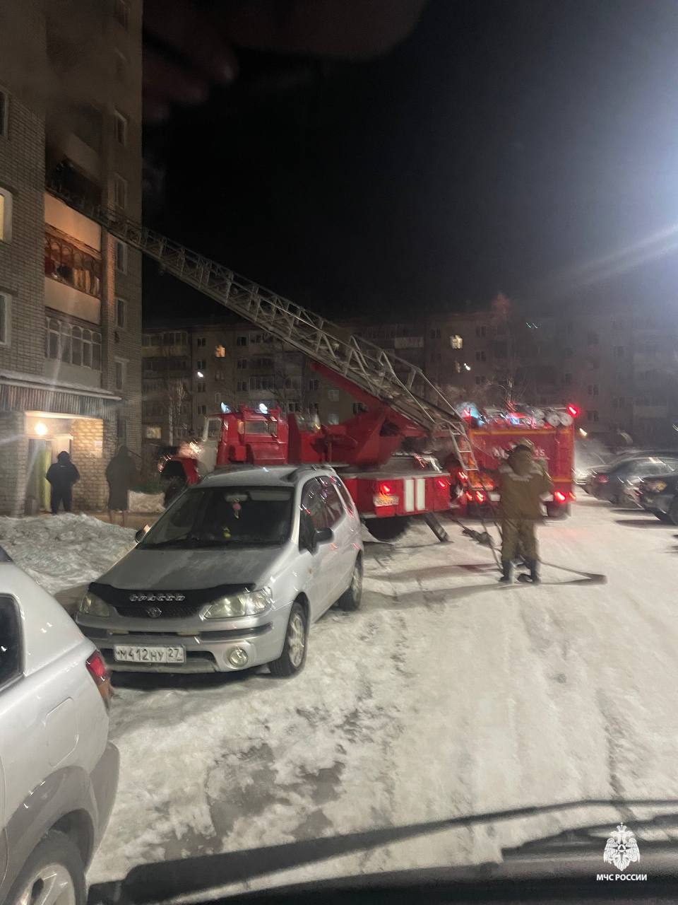 Пожарный извещатель бы спас, но его не было      Пожар в городе Советская Гавань унес жизнь 77-летнего мужчины. Вызов поступил 4 часа утра. Оперативно на место выехали подразделения пожарной охраны. В квартире на четверном этаже горел диван. Возгорание на площади 4 квадратных метров ликвидировали. Место пожара осмотрели специалисты Госпожнадзора. Предварительная причина возгорания неосторожность при курении. Автономного пожарного извещателя в квартире не было. Он мог бы вовремя предупредить об опасности и дать больше шансов на спасение.     МЧС России напоминает:     не оставляй без присмотра включенные электроприборы;     следи за исправностью электропроводки, розеток;     не кури в постели, тщательно туши окурки;     не перегружай электросеть;     не пользуй в помещении открытый огонь;     не оставляй без присмотра топящиеся печи.     не оставляй детей одних без присмотра!       В случае пожара звони «101» или «112»! Ваша безопасность – ваша ответственность!      #пожары