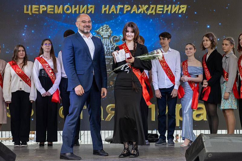 «Золотую лиру» — за талант и усердие: глава Владивостока наградил творческую молодежь    Лучших выпускников детских школ искусств Владивостока чествовали в последний день весны на набережной Спортивной гавани. Награды юным талантам вручил глава города Константин Шестаков.    31 мая «Золотую лиру» получили 75 самых целеустремленных и упорных выпускников. Награжденные не только сдали экзамены с высокими оценками, но и в течение всех лет учебы проявляли усердие и стремились овладеть искусством на уровне совершенства.    «Золотая лира» — знак поощрения и поддержки юных талантов, который вручается в краевом центре уже много лет. Эта награда стала первой вехой для многих на пути к профессиональному росту. Все 75 награжденных в 2025 году добились значительных успехов, стали победителями и призерами различных конкурсов и фестивалей.      Глава Владивостока поздравил выпускников и их родителей, подчеркнув, что достижения юных артистов — это синтез таланта, поддержки родителей и вклада педагогов. Он отметил: «Это ваша общая победа и наша гордость. Желаю юным артистам и дальше прославлять своим творчеством наш любимый город».