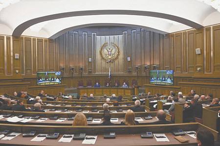 Верховный суд РФ изменил правила арестов: что это значит? Верховный суд ВС РФ обновил правила применения мер пресечения, действующие с 2013 года. Среди изменений — более строгий подход к арестам бизнесменов и использованию цифровых технологий в судах. Однако эксперты сомневаются, что это сразу изменит ситуацию, ведь суды часто игнорируют даже действующие нормы. Что изменилось? — Аресты предпринимателей: теперь следствие должно доказывать, что преступление не связано с бизнесом, иначе арестовать нельзя. Но юристы отмечают, что в тексте есть лазейки, позволяющие сажать бизнесменов под стражу. — Видеосвязь в судах: обвиняемый может участвовать в заседаниях онлайн, но только при уважительных причинах карантин, транспортные проблемы . При этом ему обязаны обеспечить конфиденциальную связь с адвокатом. — Сроки мер пресечения: при возврате дела прокурору суд должен установить четкий срок действия ограничений, чтобы избежать «вечного» ареста без следствия. Почему это важно? Раньше суды почти всегда соглашались с требованиями силовиков об аресте. Например, бизнесмены годами сидели в СИЗО, даже если дело не двигалось. Новые правила призваны это исправить, но, как признают юристы, всё зависит от того, как суды их применят. Исчезла ссылка на Европейский суд Из документа убрали упоминание решений ЕСПЧ — это символичный шаг после выхода России из Совета Европы. Одни эксперты считают это логичным, другие опасаются, что без международных стандартов гарантии прав обвиняемых ослабнут. Вывод Реформы выглядят прогрессивно, но реальный эффект будет ясен только на практике. Пока суды часто формально подходят к таким нормам, поэтому ждать резких перемен не стоит.