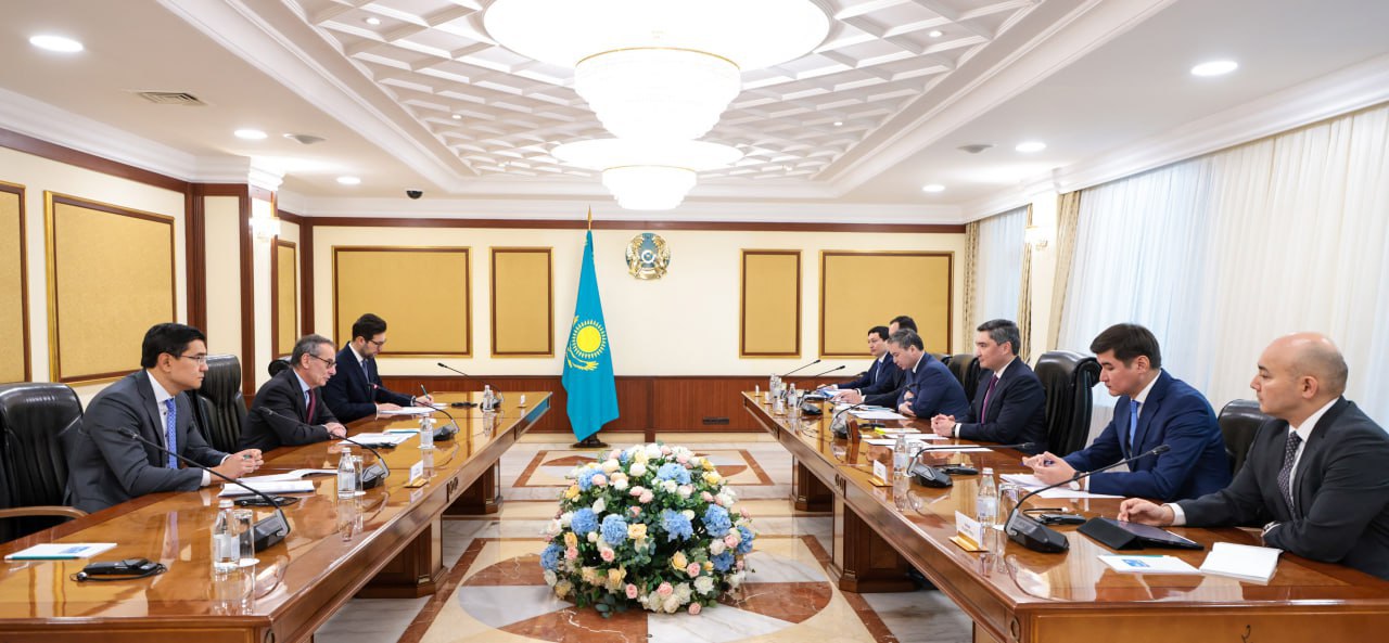 Премьер министр Казахстана Олжас Бектенов провел ряд встреч с участниками VIII Казахстанского круглого стола по глобальным инвестициям KGIR 2025 Об этом в пятницу 31 октября сообщается в официальном Telegram канале правительства Казахстана В рамках задач обозначенных президентом Казахстана Касым Жомартом Токаевым по запуску нового инвестиционного цикла правительством ведется системная работа по взаимодействию с международными компаниями и организациями в целях увеличения объема иностранных инвестиций в экономику страны следует из текста публикации Подробнее на нашем сайте http v aa com tr 3731560 24 7 в сутки с Агентством Анадолу