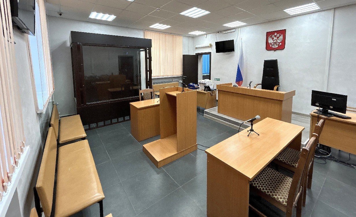 Руководитель коммерческой организации признан виновным в мошенничестве при выполнении работ по строительству больницы в поселке Соловецкий Собранные следственными органами Следственного комитета Российской Федерации по Архангельской области и Ненецкому автономному округу доказательства признаны судом достаточными для вынесения приговора учредителю коммерческой организации. Он признан виновным в совершении преступления, предусмотренного ч. 4 ст. 159 УК РФ мошенничество, совершенное с использованием своего служебного положения, в особо крупном размере . Следствием и судом установлено, что в 2020 году осужденный заключил государственный контракт с казенным учреждением на выполнение работ на объекте строительства здания больницы в посёлке Соловецкий. В рамках выполнения контракта коммерческая организация, выступая в роли подрядчика, должна была приобрести и смонтировать на объекте строительства дизель-генераторную установку с необходимым дополнительным оборудованием общей стоимостью более 10 млн рублей, но приобрела оборудование стоимостью 1,5 млн рублей, предоставив не соответствующие действительности документы, и похитив разницу в размере более 7,5 млн рублей. Также осужденный обратился к индивидуальному предпринимателю, заключив с ним договор стоимостью 3 млн рублей на выполнение ряда работ, связанных с обследованием и мониторингом объектов культурного наследия при ведении строительства, договорившись об исполнении предмета договора в значительно меньшем объеме, чем предусмотрено в техническом задании. При этом ежемесячно отчитывался перед заказчиком, предоставляя недостоверные сведения о выполненных работах на общую сумму более 4,4 млн рублей, которые приняты и оплачены в полном объеме. Общий размер причиненного ущерба бюджету составил 11,9 млн рублей. Вину в совершении преступления осужденный признал, причиненный ущерб возмещен в полном объеме в ходе предварительного следствия. Приговором суда виновному назначено наказание в виде 4 лет лишения свободы условно с испытательным сроком 3 года.