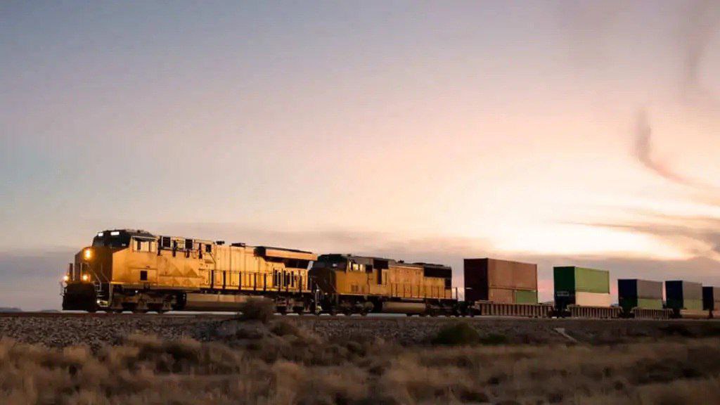 Оман присоединится к транспортному коридору Север Юг Заместитель председателя правительства России Марат Хуснуллин заявил что Оман станет дополнительным пунктом на южной части Международного транспортного коридора Север Юг сообщает портал Поворот России в Азию Выступая на бизнес форуме Россия Оман в Маскате он подчеркнул перспективность развития портовой инфраструктуры султаната который имеет выгодное географическое положение с выходом к странам Ближнего Востока и Африканского континента Поэтому для нас маршрут Север Юг который мы сегодня ведем как через Иран по Каспию у нас он состоит из движения по Каспию ж д дорогами до портов Ирана и дальше через море связь с портами Омана мы считаем очень перспективной отметил Хуснуллин Вице премьер также сообщил что Россия рассматривает возможность развития дороги Север Юг через Афганистан в Пакистан который представляет перспективный рынок для российских товаров Азербайджан Иран Россия экспорт импорт tradewithoutborders торговлябезграниц логистика Россия СеверЮг Оман Торговля без границ   Экспорт Вашей продукции Решение любых вопросов ВЭД