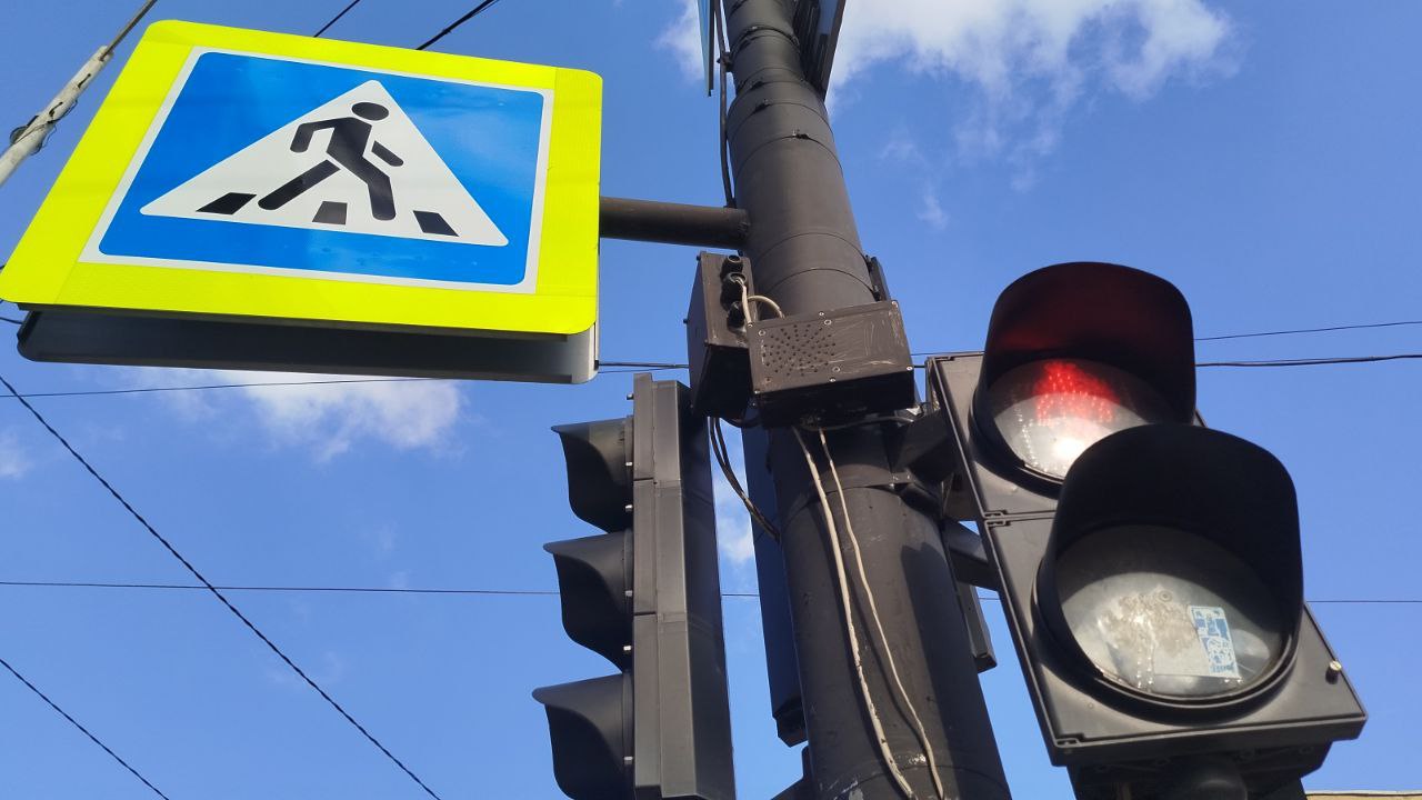 В районе вокзала Краснодар 1 из за энергоаварии отключились светофоры В Краснодаре произошло аварийное отключение электроэнергии из за которого перестали функционировать светофорные объекты в центральной части города В зону отключения попали ключевые перекрестки вблизи железнодорожного вокзала и на улице Ставропольской Отключения произошли на ул Ленина ул Леваневского ул Суворова ул Ленина ул Мира ул Суворова ул Ставропольская Стеклятарный пер ул Ставропольская ул КИМ ул Адыгейская Набережная ул Вишняковой О ситуации уже проинформированы сотрудники ГИБДД Водителей призывают быть предельно осторожными соблюдать дистанцию и руководствоваться знаками приоритета при проезде данных перекрестков сообщили в дептрансе Краснодара UPD Светофоры заработали вгороде Телеканал Краснодар в MAX