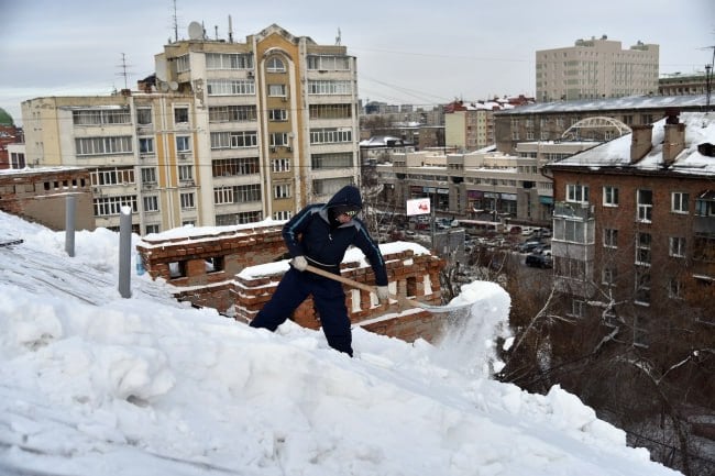 Снег с крыши упал на машину  Минувшей весной житель Якутии припарковал свою машину у магазина. С крыши здания на транспорт сошла огромная снежная масса. Транспорт получил повреждения.  Как сообщили судебные приставы, мужчина обратился к владельцу здания с требованием оплатить ремонт его автомобиля. Однако владелец торгового помещения отказался выполнить требования. Добиться справедливости удалось только через суд.  В ходе разбирательства выяснилось, что владелец здания несет ответственность за его содержание в надлежащем состоянии. Он должен был своевременно убирать снег с крыши магазина, но не сделал этого, и в результате машина потерпевшего была повреждена.  Якутские приставы, руководствуясь решением суда, завели исполнительное производство и арестовали счет владельца здания. Средства были списаны, и потерпевший получил деньги на ремонт машины, а также компенсацию морального вреда.   Фото: Комяков Влад