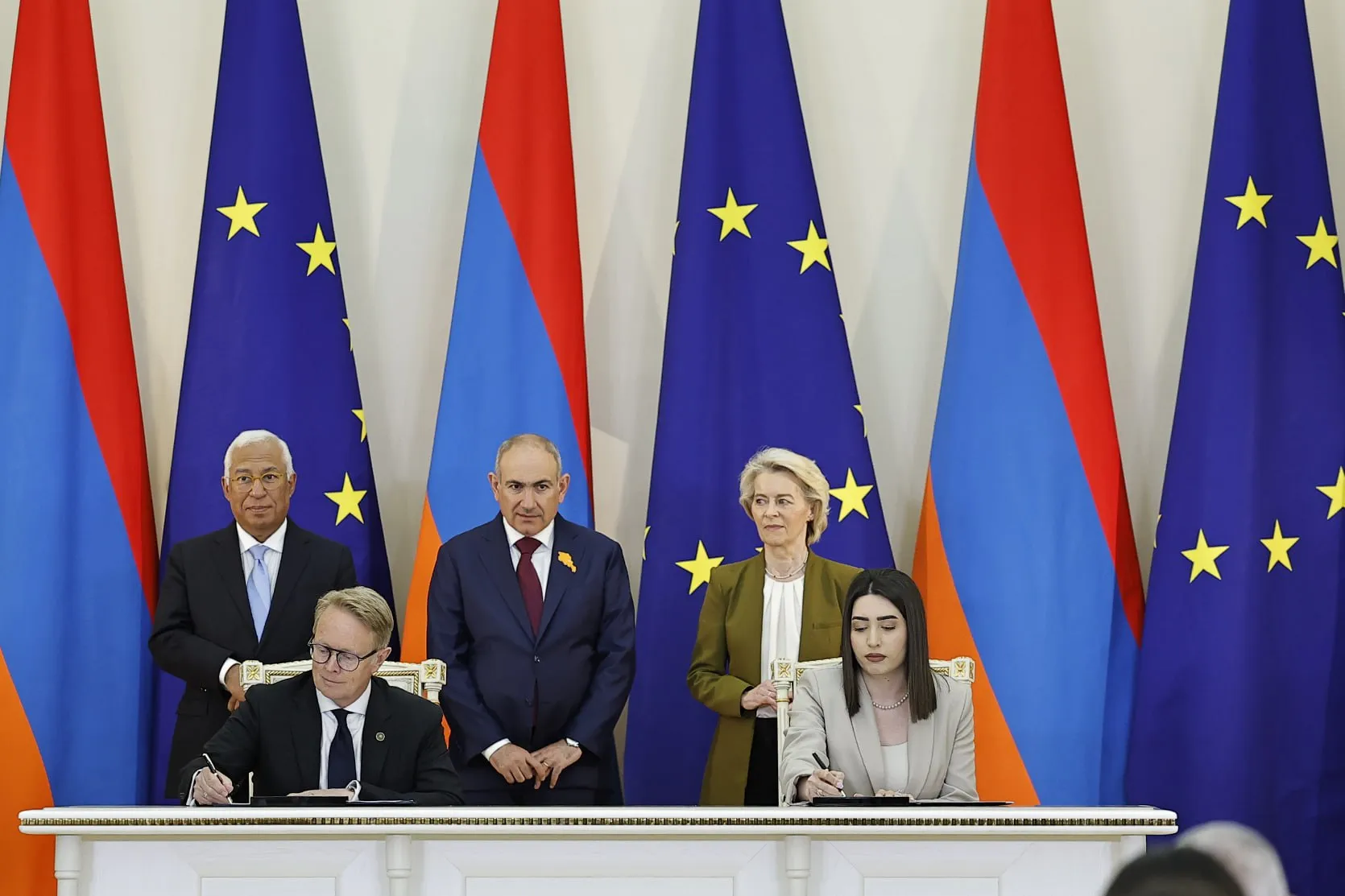 Армения и ЕС подписали два документа по итогам саммита в Ереване Документ о запуске Партнерства в области взаимосвязанности Connectivity partnership и инвестиционного сотрудничества Фон дер Ляйен подчеркнула что Армения может стать важным транзитным маршрутом между Европой Каспийским регионом и Центральной Азией По ее словам ранее этот путь был закрыт из за войн и геополитической напряженности однако сегодня страна делает стратегический выбор в пользу мира и более глубокой интеграции с европейскими сетями В рамках партнерства ЕС передал ключевым армянским компаниям и фондам шесть писем о намерениях с тем чтобы поддержать призыв проявить заинтересованность в инвестициях в Армении Письма были переданы руководителям компаний Amber Capital Firebird AI Synopsys TUMO Creative Armenia AGBU Рабочее соглашение о сотрудничестве между МВД Армении и агентством ЕС по охране границ и береговой линии Оно предусматривает обмен информацией обучение специалистов внедрение европейских стандартов управления границами а также координацию действий в борьбе с незаконной миграцией и трансграничной преступностью t me economyofarmenia