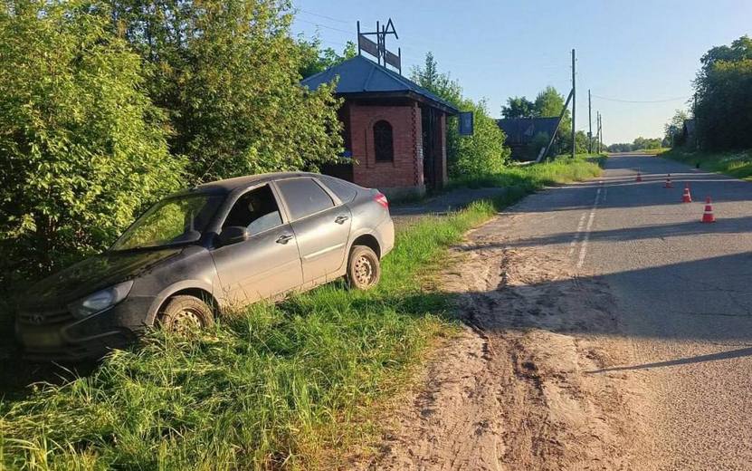 Сбил ребенка Водитель «Гранты» сбил 10-летнюю девочку на дороге в Вавожском районе Удмуртии. Отмечено, что пострадавшая перебегала дорогу вне пешеходного перехода, хотя тот был рядом Фото: Госавтоинспекция Удмуртии #Удмуртия #Ижевск