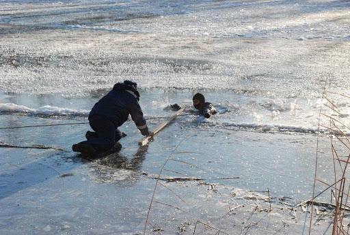 Провалился под лёд. В Кудрове спасли из воды ребёнка  Обманчивая зима едва не привела к трагедии в городе Кудрово. Инстинкт испытателя повлёк местного мальчишку на лёд паркового пруда. Стоит ли говорить, что при нынешних температурах лёд не прошёл проверку.  Благо поблизости были люди. Проходившая мимо женщина услышала крики, побежала на звук и увидела барахтающегося в воде ребёнка. Женщина сразу же стала звать на помощь и звонить в экстренные службы. Тут же на крики подбежал мужчина, не раздумывая бросился в воду и вызволил школьника из пруда. Мальчик промок, продрог, испугался, но главное — цел. Промокшее чадо доставили домой невредимым. Страшно представить, чем могло бы закончиться, не отреагируй прохожие так молниеносно.  Огромный респект спасателю — буквально предотвратил трагедию. И просим: поговорите серьёзно со своими детьми насчёт экспериментов с толщиной льда. Ну какие могут быть испытания при плюсовой температуре?