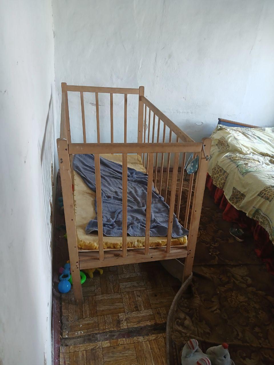В пгт Новая Маячка Алешкинского МО проверили условия жизни семей, нуждающихся в помощи В рамках работы по защите прав детей, живущих в трудных условиях, специалисты администрации посетили пгт Новая Маячка. Они обследовали условия проживания трех семей, которым нужна особая поддержка. У одной семьи мать, которая ожидает третьего ребенка, не состоит на учёте в медучреждении из-за отсутствия документов. Специалисты помогли ей оформить необходимые бумаги и объяснили, как получить медицинскую помощь. В другой семье воспитывают двух девочек — 7 и 4 лет. Старшая не посещает школу, младшая — нерегулярно ходит в садик. Родители не оформляют документы для детей. Консультации помогли понять важность соблюдения законодательства о школьном обучении. Третья семья — с новорожденным малышом. У матери нет документов и жилья. Ведутся меры для устранения всех препятствий для комфортной жизни ребенка. Все случаи взяты на контроль, разрабатываются индивидуальные планы поддержки. Работа по защите прав детей продолжается.