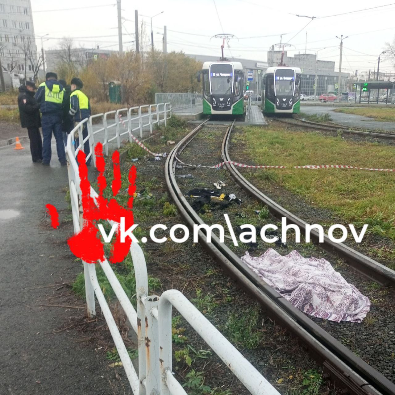 В Челябинске на трамвайных путях нашли тело человека Его обнаружили на кольце в Тракторозаводском районе На месте работают следователи Движение трамваев было остановлено сейчас оно возобновлено Агентство чрезвычайных новостей Подписаться на канал ЕАН Челябинск