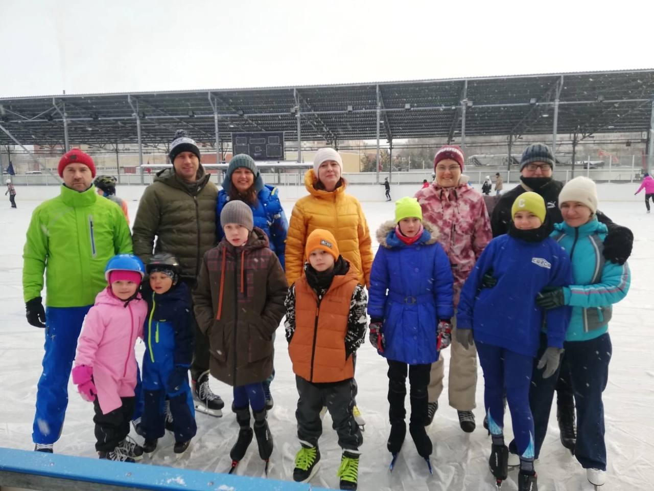 Команда Калининского района заняла 2 место в городской спартакиаде среди семейных команд этап "Конькобежный спорт"!!!    16 февраля 2025 года на базе открытого конькобежного стадиона имени Олимпийского чемпиона Б.А. Шилкова по адресу: ул. Демьяна Бедного, д. 19, к. 2, лит. А проходило физкультурное мероприятие по конькобежному спорту среди семейных команд 18 районов Санкт-Петербурга.  Наш район представляли команды:  семья Горсковых, семья Житкевич, семья Бутыриных, семья Папковых, семья Пинаевых, семья Мусоновых, семья Хромовых