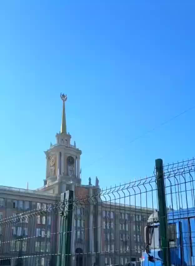 В Екатеринбурге стартовали работы по строительству зимней горки и катка