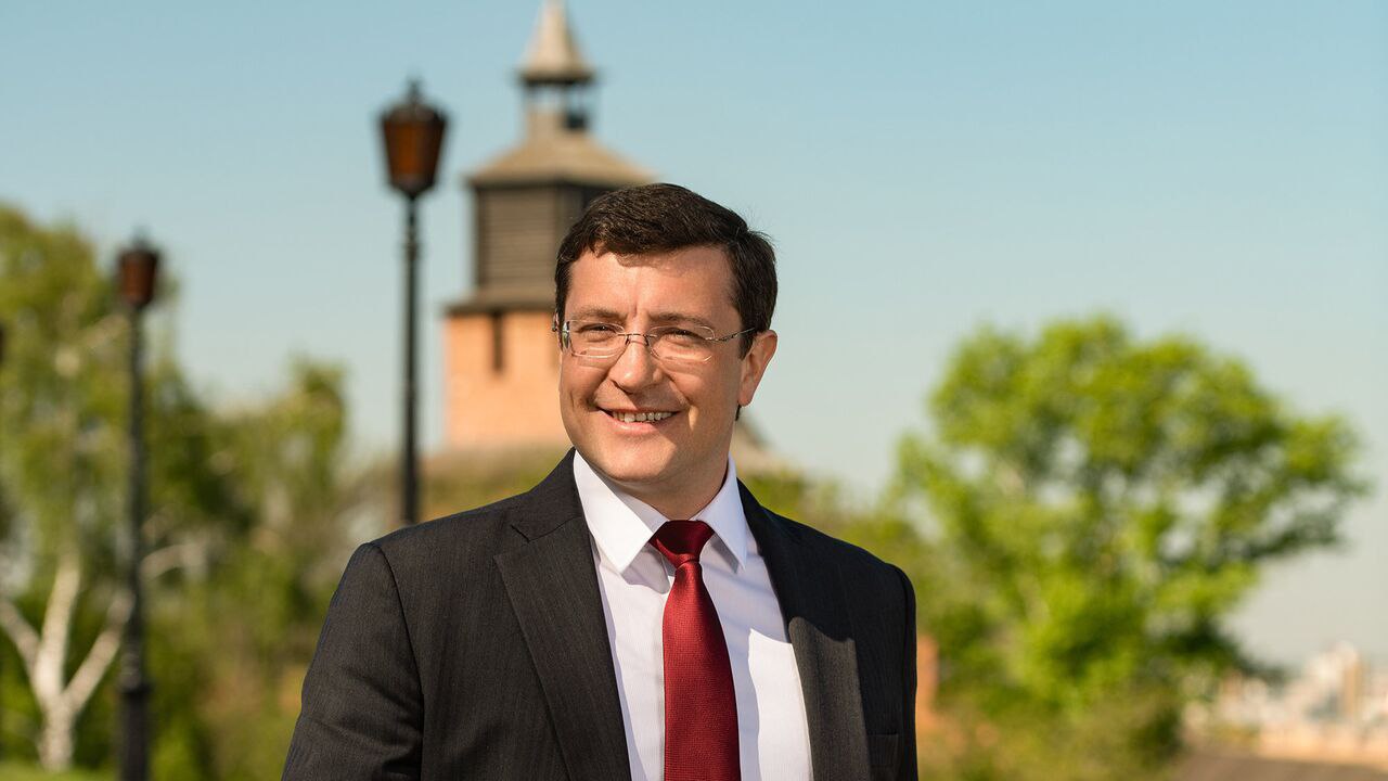 День знаний о Госсовете РФ Урок 3 Главы профильных комиссий к доске Государственный Совет РФ образован 1 сентября 2000 г в соответствии с Указом Президента Российской Федерации Владимира Путина Таким образом 1 сентября 2025 года день 25 летия Госсовета РФ Самое время в рамках нашего канала объявить День знаний о Госсовете РФ Сейчас слово главам профильных комиссий Госсовета Глеб Никитин губернатор Нижегородской области глава комиссии Госсовета Экологическое благополучие Горжусь что уже почти пять лет возглавляю одну из комиссий Государственного Совета Российской Федерации по направлению Экологическое благополучие Это огромная честь и доверие от нашего Президента Экология становится частью культуры пусть и не так быстро но всё же Государству к концу 2000 х годов достались накопленные проблемы невероятного масштаба И основное внимание в работе государственных органов как на федеральном так и на региональном уровне уделялось исправлению прошлых ошибок ликвидации ущерба природной среде За пять лет мы обозначили вектор нацеленный на формирование экономики замкнутого цикла и по большому счету воспитания эколого ориентированного поколения россиян Совместно с другими регионами федеральными органами власти экспертным сообществом ищем оптимальные правовые и экономические конструкции которые будут стимулировать региональную власть и бизнес инвестировать в окружающую среду Работа в комиссии Госсовета дает нам большие возможности позволяет вскрывать накопленные в регионах проблемы вместе взвешенно искать пути их устранения и предлагать стратегические решения главе государства Одно то что предложения комиссии которые легли в поручение Президента по итогам сентябрьского Госсовета в 2020 году к настоящему моменту все выполнены считаю показателем полезности нашей работы Очень важно что всë это постепенно улучшает качество жизни людей в разных регионах делает ее комфортнее и безопаснее Позиция субъектов федерации находит отражение в предлагаемых решениях в мероприятиях нацпроектов и других программах развития Свою личную задачу я вижу в том чтобы помогать регионам отстаивать свои идеи оказывать им поддержку в достижении целей поставленных Президентом в решении других вопросов волнующих губернаторский корпус По примеру работы Государственного Совета в Нижегородской области мы организовали Региональный совет И еще раз убедились в эффективности этого инструмента когда муниципалитеты на одном уровне с областными органами власти экспертами прорабатывают инициативы которые ложатся в основу Стратегии развития региона GosSovet