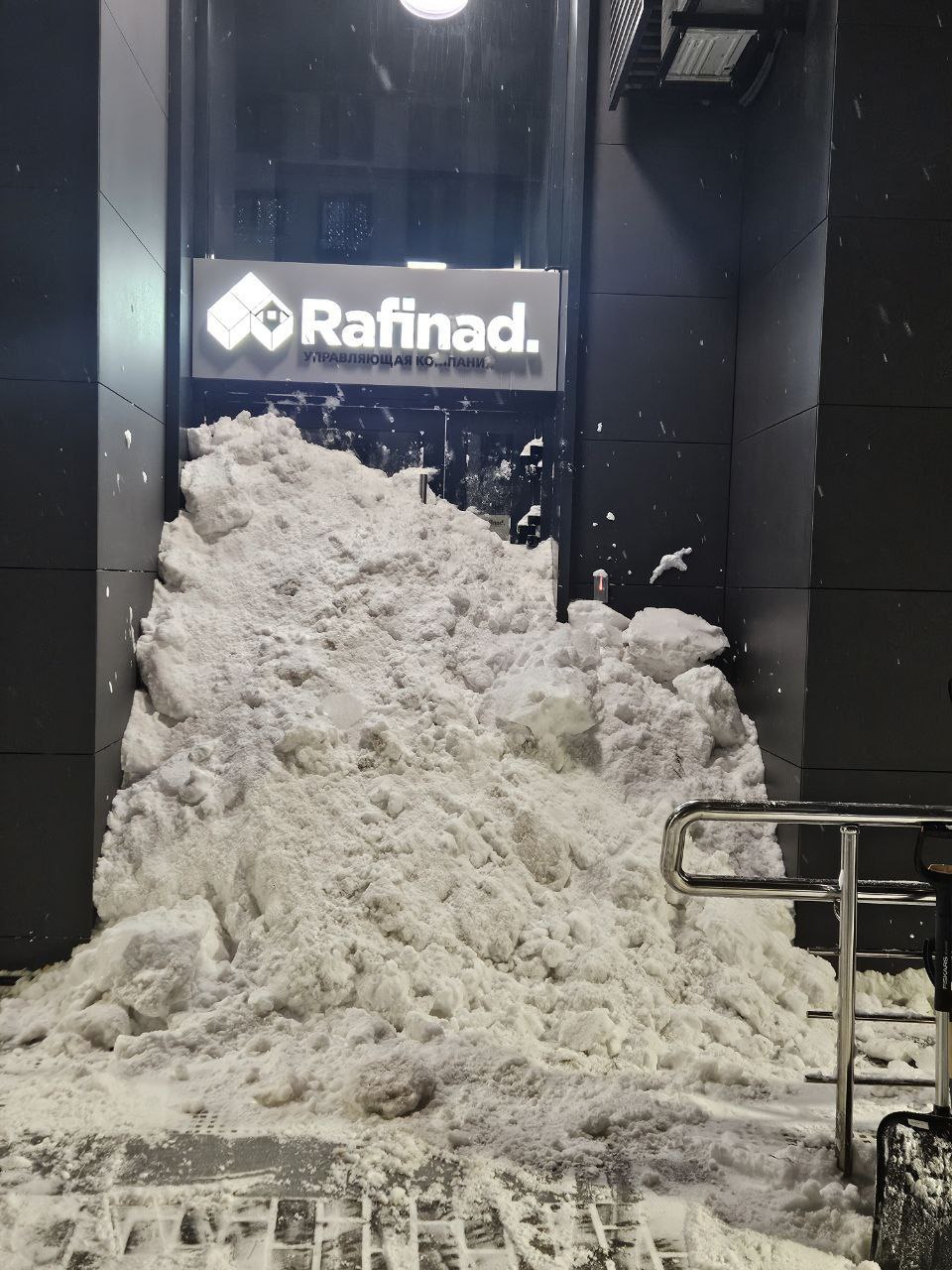 Жители подмосковного ЖК завалили снегом вход в офис управляющей компании за то что она не чистит снег во дворе bankoffo