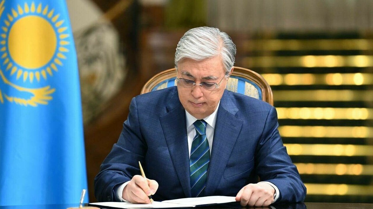 Токаев назначил новых помощника советника и пресс секретаря Президент Казахстана Касым Жомарт Токаев назначил новых помощника советника и пресс секретаря передает ArbatMedia Указом главы государства помощником Президента пресс секретарем президента Казахстана был назначен Желдибай Руслан Султанулы На должность помощника президента был назначен Есекеев Куанышбек Бакытбекович Распоряжением Токаева Ашим Марат Кенжегалиулы был назначен советником президента начальником службы протокола президента Республики Казахстан Прислать новость