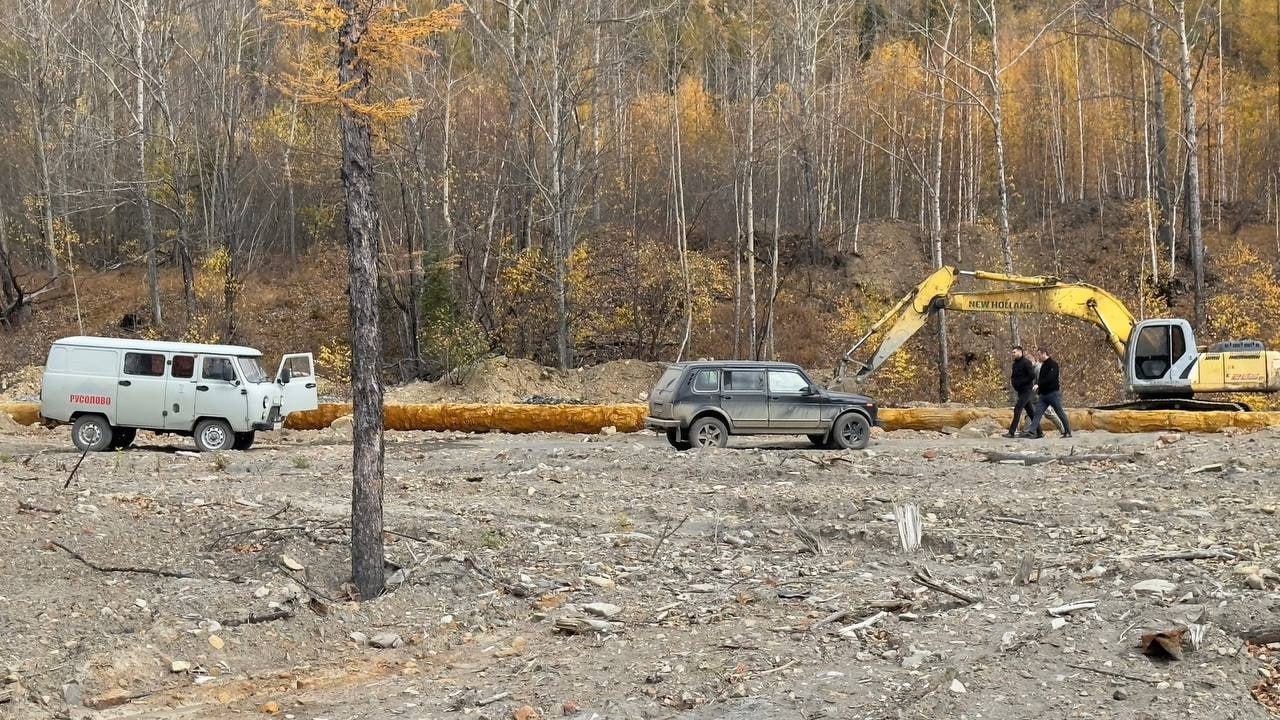 Снова замутила реку горно-обогатительная фабрика в Горном  В очередной раз жители поселка Горный, расположенного в Солнечном районе Хабаровского края, заметили, как река Левая Силинка покрылась мутной водой. Это уже третий случай за тёплый сезон, когда река становится грязной. Местные жители считают, что причиной загрязнения могут быть отходы, поступающие с хвостохранилища фабрики, которая занимается добычей олова, пишут «ДВНовости».  Неприятная картина наблюдалась накануне, когда мутные ручьи стекали в реку. Недалеко от этого места также появилась рыжая жидкость, оставляющая радужные разводы на поверхности воды. После первой аварии, случившейся в июне, активисты обратились в различные инстанции. Тогда природоохранная прокуратура провела проверку, и против фабрики были возбуждены административные дела. Однако ситуация повторилась в августе, когда снова произошел порыв на пульпопроводе, а отходы вновь попали в воду.  Недавние результаты исследования, проведённого по жалобам местных жителей, не выявили превышений допустимых норм содержания вредных веществ. Росприроднадзор сообщил, что пробы, взятые специалистами, не показали превышения уровня металлов и других загрязняющих веществ в воде. Однако данные, опубликованные другой организацией, ФГБУ «Дальневосточное УГМС», говорят об обратном. Согласно этим данным, концентрации меди, цинка и марганца в воде превышают допустимые нормы в десятки раз.  Общественный экологический инспектор Михаил Тиняев выразил сомнение в корректности исследований Росприроднадзора. Он отметил, что пробы могли быть взяты не в том месте или в неподходящее время. Михаил планирует лично собрать пробы воды и отправить их на независимую экспертизу в Хабаровске.  Глава хабаровского отделения Всероссийского общества охраны природы Владимир Сидоров заявил, что направил обращения в природоохранную прокуратуру, краевое министерство природы и Росприроднадзор с требованием принять меры для улучшения экологической ситуации.