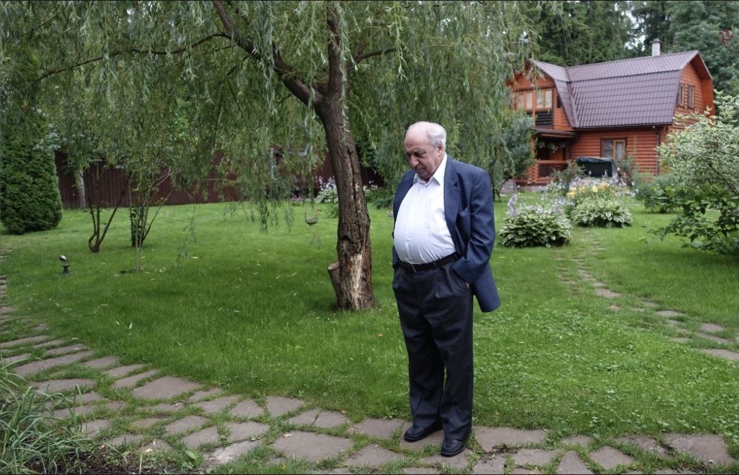 Историк Александр Чубарьян стал лауреатом Государственной премии Накануне Дня России стали известны имена лауреатов Государственных премий за 2024 год. Среди лауреатов - академик Российской академии наук, научный руководитель ФГБУН Института всеобщей истории РАН, член редакционного совета и постоянный автор журнала "Родина" Александр Чубарьян. Премия академику Чубарьяну присуждена за выдающиеся достижения в области гуманитарной деятельности. Александр Оганович всегда поддерживает начинания журнала, особенно в подготовке специальных выпусков "Донбасс - сердце России", "Своя Великая Отечественная", "Классный наставник" "Семейные ценности" и других. Награждение лауреатов пройдет в Кремле 12 июня. Премии вручит Владимир Путин. Редакция "Родины" от души поздравляет Александра Огановича с высокой наградой!