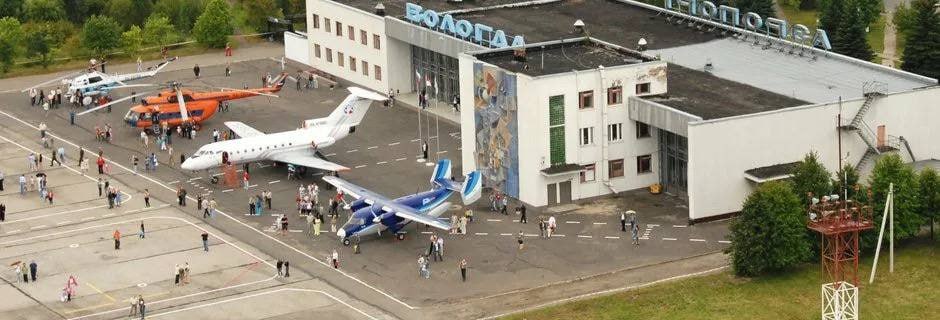 Аэропорт в Вологде будет. Без знака вопроса. Однозначно появится в Вологде новое современное здание и 2,5 километра взлетно-посадочная полоса для принятия самолетов средней дальности. Это вход в новую эру воздушного сообщения для Вологодской области. Губернатор Вологодской области объявил об окончании работы над проектом. Слово за Государственной экспертизой. Проблем с одобрением проекта нет. Правительство Вологодской области проводит переговоры с ведущими авиационными компаниями для заключения соглашений по взаимодействию. Первые большие самолеты Вологда ждёт уже в 2028 году. Проект создания аэропорта в Вологде находится на контроле в Москве. На днях губернатор заручился поддержкой этого проекта вице-премьера Виталия Савельева и министра транспорта России Андрея Никитина. Скептики негодуют. Не верят в перспективу развития самолетной сети в Вологодской области и напрасно. Национальную задача по строительству аэропортов в 75 городах до 2030 года определил президент Российской Федерации Владимир Путин. И нечего на наполнение бюджета кивать, мол, не снесет он дорогой аэропорт. Финансирование всех авиационных узлов будет осуществляться частично из федерального бюджета, а так же на 75% за счет внебюджетных источников. Видимо, так остро и бескомпромиссно поставлен вопрос о проявлении социальной ответственности бизнеса перед государством. Поэтому, не дождетесь скандала - аэропорт будет и будут новые отечественные самолеты. Источник: BAZA 2.0
