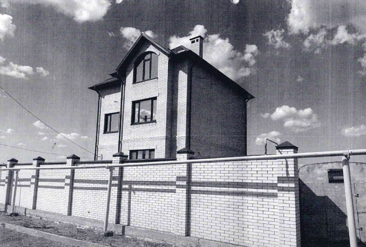 Конфискованный дом экс главы ГИБДД Сафонова выставили на аукцион на Ставрополье По данным сайта ГИС Торги уездное имение находится в ст Новомарьевской Стартовая цена трехэтажного здания площадью 232 кв метров составляет 9 млн рублей Шаг аукциона 90 000 рублей а размер задатка 1 35 млн рублей Торги назначены на 16 февраля ℹ Напомним Алексей Сафонов признан виновным в организации преступного сообщества участники которого получили более 100 взяток на общую сумму 21 8 млн рублей Дело вызвало большой резонанс после того как при обысках экс главы УГИБДД при обысках нашли золотой унитаз Фото извещение ГИС Торги Stavropol Media Прислать новость