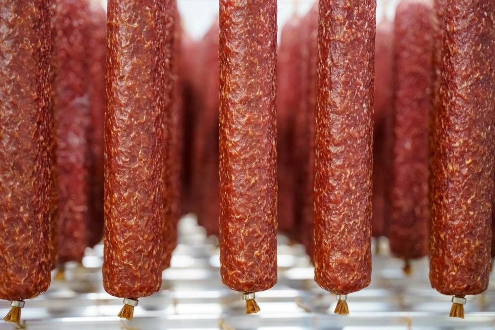 В колбасе «Останкинского мясоперерабатывающего комбината» обнаружили опасный ингредиент — микробную трансглутаминазу, сообщает издание «Шот». Этот запрещённый мясной клей может провоцировать развитие аутоиммунных заболеваний и увеличивать риск онкологии.