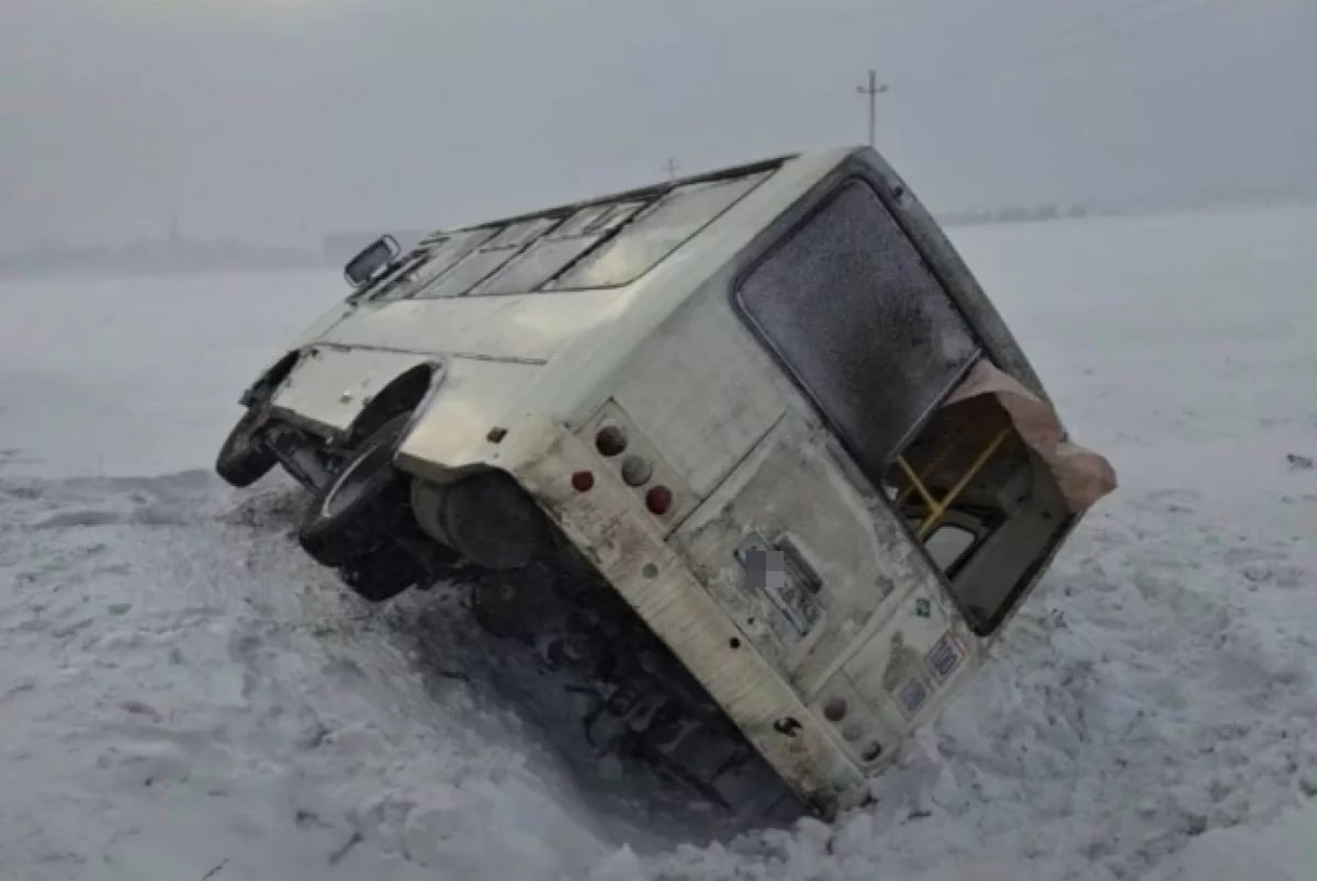 Ехавший с похорон автобус перевернулся в Кузбассе, погибла женщина  По предварительным данным, водитель не справился с управлением, автобус съехал с проезжей части, а затем перевернулся. В автобусе находились 23 человека, скончалась 61-летняя пассажирка, сообщили в МВД по региону.  Фото: МВД России по Кемеровской области — Кузбассу