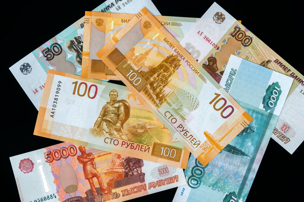 По итогам июня выросло количество потребкредитов на Южном Урале Прежде показатель шел вниз несколько месяцев подряд. После затяжного периода «охлаждения» рынка кредитования, клиенты начинают адаптироваться к новой политике банков, а показатели восстанавливаться. По сведениям Национального бюро кредитных историй в июне этого года жителям России выдано 1,38 млн потребительских кредитов. Это больше чем месяцем ранее на 4,3%. Наиболее существенная динамика зафиксирована в Кемеровской области и Алтайском крае, где количество выданных кредитов наличными за месяц выросло на 8,2 и 8,1 процентов. В абсолютных цифрах значения доходят до 29,1 и 22,8 тысяч потребкредитов. В Челябинской области показатель в июне увеличился на 6,4%, достигнув 33,4 тысяч единиц. Стоит сказать, рост не фиксировался уже продолжительное время. Например, в апреле этого года южноуральцам было выдано 29,2 тысяч потребкредитов, месяцем ранее еще меньше. Непосредственно по количеству подобных займов Южный Урал по итогам июня расположился на 9 месте общероссийского рейтинга. На первом, традиционно Москва. Столичным жителям выдано 93,3 тысячи потребительских кредитов за месяц +1,6% . Наименьшее значение по стране в Республике Саха Якутия , где проживающие взяли 13,9 тысяч займов, увеличив показатель в сравнении с маем на 2,2%.