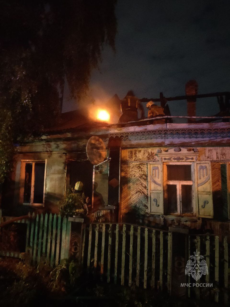 Оперативные итоги среды Потушено 13 пожаров, погибших нет. В Красноярске на улице Фурманова сгорела кровля и одна из квартир двухквартирного дома. Площадь пожара составила 150 квадратов. С огнем боролись 21 человек, 5 единиц техники. По предварительным данным, пожар произошел из-за короткого замыкания фото 1, 2 . В Советском районе Красноярска огонь повредил моторный отсек и салон "Лады Приоры" на площади 2 квадратных метра. Привлекались 5 человек, 1 единица техники. Предварительная причина: короткое замыкание электропроводки фото 3 . На ликвидацию последствий ДТП пожарно-спасательные подразделения выезжали 4 раза. Происшествий на акваториях не зарегистрировано.