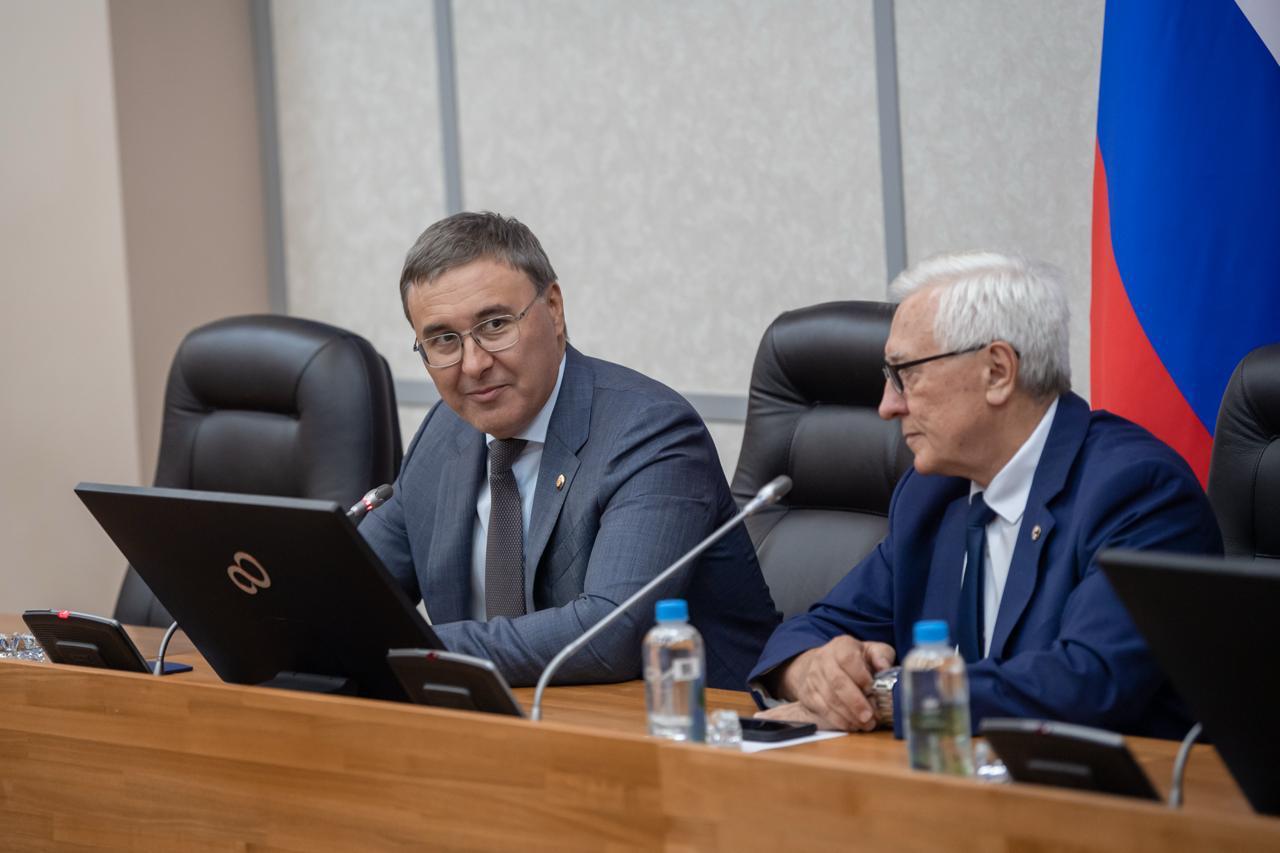 Валерий Фальков во Владивостоке провел совещание по развитию научных институтов Дальневосточного отделения Российской академии наук Новости / Новости Министерства  Во встрече приняли участие директора и представители научных коллективов 16 институтов ДВО РАН.  Главное:  Приведение в порядок инфраструктуры научных организаций. В ближайшее время будет разработан специальный свод текущих потребностей по капитальному ремонту институтов.  Развитие материально-технической базы. Научные институты Дальнего Востока могут принимать участие в конкурсе на обновление приборной базы. С этого года этот конкурс стал доступен более широкому кругу научных организаций.   Создание молодежных лабораторий. Такие лаборатории открываются в рамках нацпроекта «Наука и университеты». С 2019 года уже создано 940 молодежных лабораторий, большая часть из них – в научных организациях. В 2026 году планируется открыть еще 200 лабораторий для молодых ученых. Дальневосточные научные институты смогут подавать заявки на финансирование таких лабораторий.  Привлечение молодых исследователей и поддержка состоявшихся ученых. В частности, обсуждались вопросы оплаты труда и предоставления жилья молодым ученым.