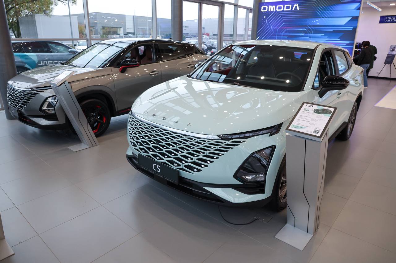 На бывшем заводе General Motors в Шушарах в 2026 году запустят производство кроссоверов Omoda C5 сообщили Ведомостям источники Производство перенесут с калининградского Автотора на площадку АГР в Петербурге На предприятии уже ведётся пусконаладка оборудования для выпуска кроссоверов Производство решено перенести из за более удобной логистики и достигнутых ранее договоренностей о выпуске Jaecoo на мощностях российского холдинга По сообщениям первого вице премьера Дениса Мантурова запуск производства автомобилей по полному циклу на бывшем заводе GM в Шушарах намечен на 2026 год производственная площадка была полностью переоборудована с нуля Алексей Белкин NEWS ru ТАСС Подписаться на ДП в Telegram MAX