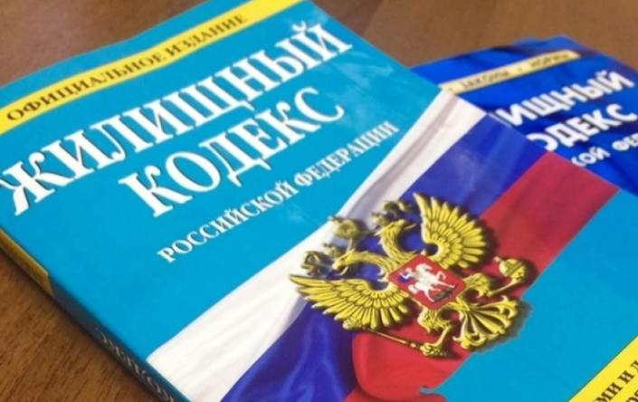 В Николаевске-на-Амуре после вмешательства прокурора определена управляющая организация, обслуживающая многоквартирные дома Проверка показала, что длительное время четыре многоквартирных дома в Николаевске-на-Амуре находились без организации, осуществляющей управление общим имуществом собственников. При этом администрацией города меры к определению управляющей компании не принимались, обслуживание мест общего пользования и инженерных коммуникаций не производилось. Выявленные нарушения послужили основанием для внесения главе представления. По результатам его рассмотрения муниципалитетом назначена управляющая компания, ответственная за надлежащее содержание многоквартирного дома. Организованы работы по их подготовке к предстоящему отопительному периоду.