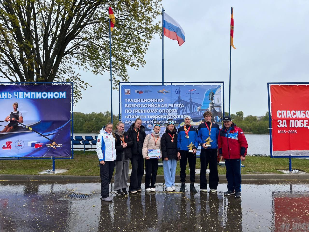 Воспитанники СШОР «Олимп» показали достойные результаты на всероссийских соревнованиях по гребному спорту В соревнованиях «57-я регата памяти Тверского купца Афанасия Никитина» среди юниоров до 23 лет победителями стали Владислав Макаров и Никита Ивановский в заездах парных двоек. В этом же классе ребята завоевали серебро среди спортсменов до 19 лет. Также в младшем возрасте на третьем месте наша женская парная двойка Ксения Иванова и Эрика Бисерова. Также девушки вместе с Александрой Добрянцевой и Полиной Нестеровой завоевали бронзу в заездах парных четверок. Все спортсмены тренируются в бригаде тренеров Никиты Карпова, Светланы Якуниной, Александра Якунина и Анастасии Якуниной.