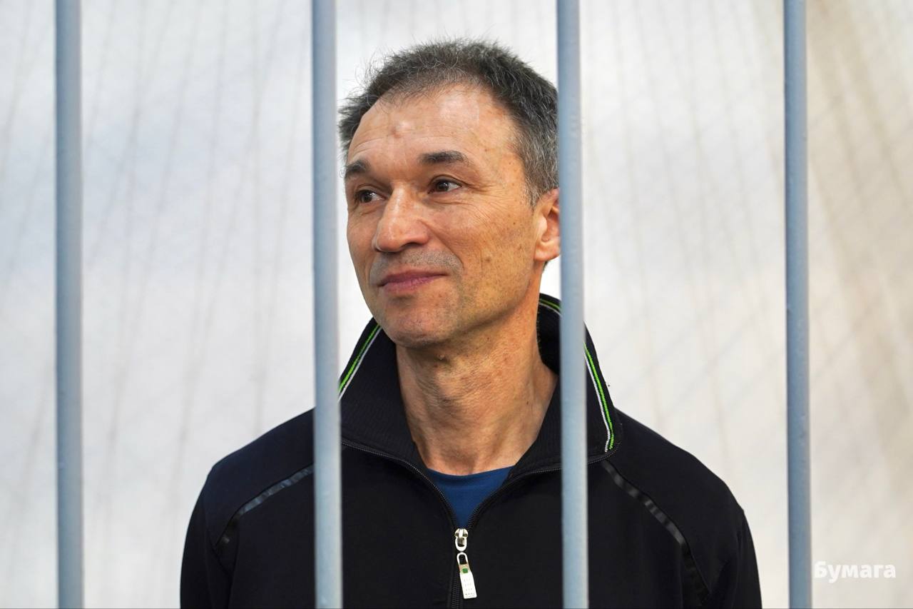 Сооснователя iGooods Куниса не отправили в колонию Григорию Кунису назначили штраф в 350 тысяч рублей сообщил корреспондент Бумаги Петроградский районный суд признал его виновным по делу о донатах ФБК а в качестве наказания выбрал штраф в 500 тысяч рублей который снизили из за времени проведенного Кунисом в СИЗО Штраф Куниса по меньшей мере третий в Петербурге в делах о пожертвованиях фонду кроме того за подобное дело одному из фигурантов назначили условный срок Детали Ранее обвинение попросило назначить сооснователю сервиса iGooods Григорию Кунису шесть лет колонии общего режима по делу о финансировании экстремистского сообщества ст 282 3 УК из за донатов Фонду борьбы с коррупцией Ранее он признал вину и начал сотрудничать со следствием На прошлом заседании суда Кунис рассказал что с его счета в пользу ФБК ежемесячно списывалось 500 рублей некоторое время подписка действовала и после объявления фонда экстремистской организацией Что важно знать Кунис с 2003 по 2014 год владел газетой Мой район В 2015 году основал сервис по доставке продуктов iGooods Он был одним из первых организаторов Бессмертного полка в Петербурге Бизнесмена задержали 24 июля позже отправили в СИЗО Фото Бумага Подписывайтесь на Бумагу и предлагайте новости