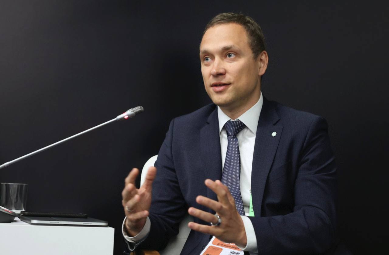 Сбер разрабатывает методику оценки инвестиций в искусственный интеллект, чтобы бизнес понимал, куда утекают миллиарды и насколько эффективно это всё IT. Говорят, планируют поделиться с рынком — отличная мысль.  Как заявил на ЦИПР, заместитель председателя правления Сбербанка Тарас Скворцов, это ответ на серьёзный вызов, связанный с оценкой вложений в AI. У Сбера действительно опыта цифровой трансформации хоть отбавляй, а вот нормальной методологии до сих пор ни у кого не было — поэтому сделали свою. Сейчас адаптируют её под разные отрасли, чтобы и промышленник, и ритейлер, и госкорпорация могли наконец-то посчитать, насколько окупаются их нейросетевые мечты.  Если и правда выложат в открытый доступ — будет сильный ход!