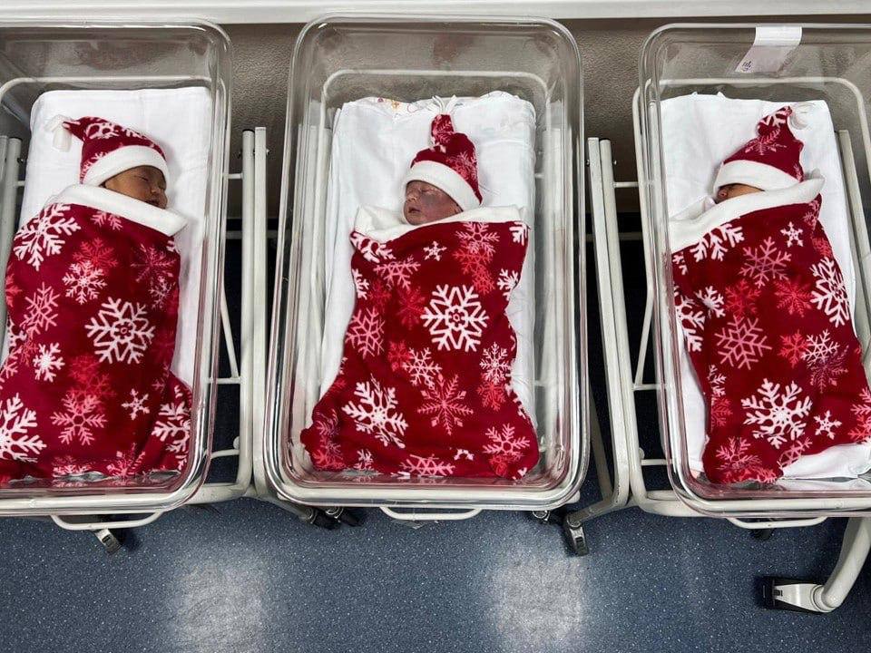 В Балашихе первых младенцев рожденных в декабре запеленали в новогодние костюмы Сотрудники роддома заранее уточняют хотят ли родители получить младенца в праздничном комплекте В него входит красный колпачок Деда Мороза и плюшевое одеяло расшитое снежинками