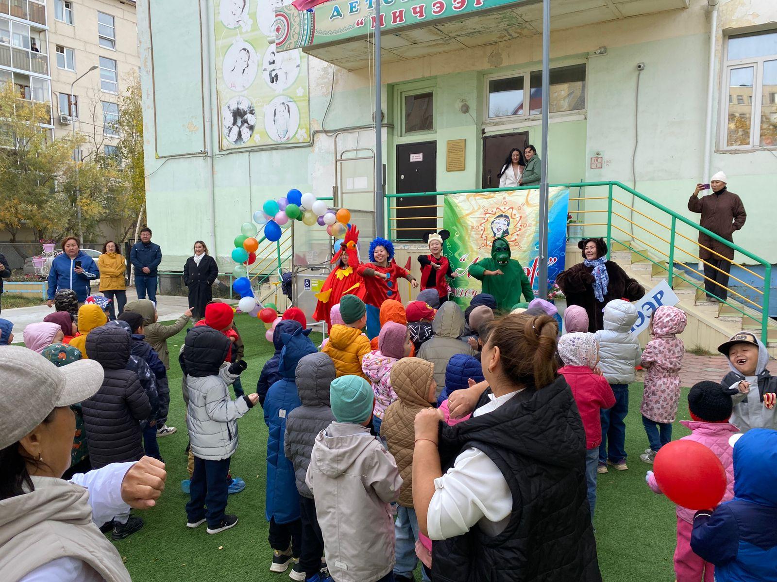 Открытие детской площадки в муниципальном бюджетном дошкольном образовательном учреждении «Центр развития ребенка - Детский сад № 82 «Мичээр» городского округа «город Якутск».  Покрытие сделано по программе поддержки местных инициатив  ППМИ . Это одна из форм инициативного бюджетирования или формы бюджетирования, в распределении которых участвуют непосредственно граждане. ППМИ на территории Республики Саха  Якутия  реализуется с 2017 года.   #ЯживуVстроительном #ВерьVсебя #ЯкутияВперед