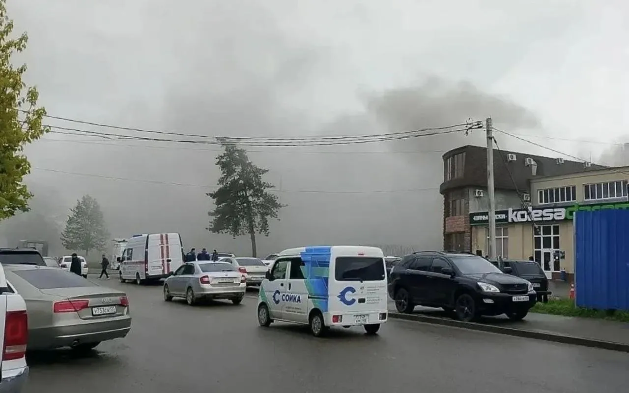 На Кубани три человека пострадали при пожаре в магазине Светофор Возгорание произошло в Армавире сообщили в администрации города По предварительным данным причиной ЧП стало короткое замыкание электропроводки Уточняется что травмы получили три сотрудника магазина Их оперативно госпитализировали На месте ЧП работают экстренные службы Подписаться на Говорит Москва Telegram VK МАКС