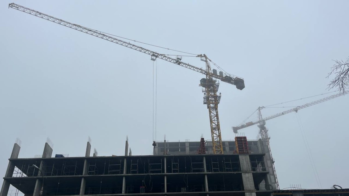 В Самаре семье погибшего под бетонной плитой рабочего выплатят 2 миллиона рублей Прокуратура Ленинского района Самары добилась справедливости для семьи рабочего погибшего на производстве в Оренбургской области Суд обязал строительную компанию выплатить 2 миллиона рублей компенсации морального вреда вдове и несовершеннолетней дочери погибшего Подробности читайте по ссылке