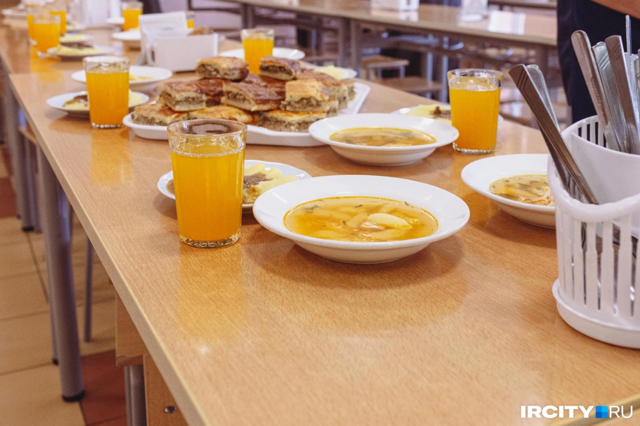 Компания из Владивостока будет кормить детей в иркутских садах В Иркутске подрядчиком на питание в четырёх детсадах Ленинского округа стала владивостокская компания Магистраль Инвест По данным портала госзакупок контракт заключён на сумму почти 47 млн рублей Компания будет работать в садах 51 Рябинка 75 125 и 90 Контракт с компанией был заключен 5 января В региональное управление ФАС до заключения контракта поступили две жалобы от татарстанской компании Надежда и от иркутского Комбината питания Согласно контракту дороже всего обходится питание детей 3 7 лет от 249 до 261 рублей в день в зависимости от режима пребывания Меню компания должна согласовывать с руководством детсадов В мэрии сообщили что подрядчик уже приступил к работе Ircity теперь в MAX