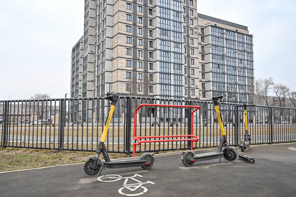 Благовещенским электросамокатчикам запретили кататься в центре города до 2 июня Мэр амурской столицы Олег Имамеев ввел ограничения на передвижение средств индивидуальной мобильности в квадрате Театральная — Краснофлотская — Артиллерийская — Горького. Предпринятые меры градоначальник объяснил тем, что именно в этой зоне проходит большое количество массовых мероприятий. Поэтому здесь очень много пешеходов, которые могут стать потенциальными жертвами столкновений. Сообщать о нарушениях можно напрямую операторам самокатов. Для этого есть специальный чат-бот.