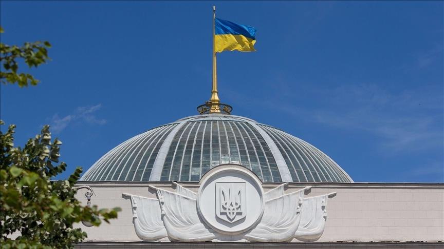 Рада готовит законопроект о проведении выборов в Украине после войны Верховная Рада работает над созданием законопроекта для проведения выборов после окончания войны. Об этом сообщил председатель Верховной Рады Украины Руслан Стефанчук в эфире телемарафона. «Мы нарабатываем этот законопроект, ведь для проведения следующих выборов необходим новый специальный законопроект, который будет регулировать так называемые послевоенные выборы», - сказал он. Он отметил, что Украину ожидает много вызовов после завершения войны, и их характер будет в значительной степени зависеть от того, как и когда она закончится. «Но мы готовим разные базовые сценарии для того, чтобы люди могли реализовать свое фундаментальное конституционное право на выбор. И это должно быть в Украине. И мне кажется, что нам удастся найти этот правильный законодательный компромисс», - сказал Стефанчук. 24/7 в сутки с Агентством «Анадолу»