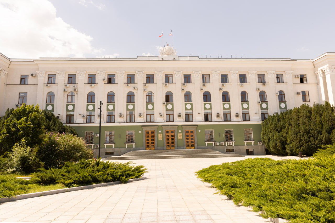 Бюджет Крыма пополнился на 960 млн рублей от аренды имущества и земель за пол года  Более 960 млн рублей в первом полугодии 2025 года поступило в бюджет от аренды имущества и земель, находящихся в республиканской собственности, сообщил глава Крыма Сергей Аксёнов.   «За этот период Министерством имущественных и земельных отношений Республики Крым было заключено 1267 договоров аренды земельных участков общей площадью свыше 8450 га. В результате бюджет республики пополнился на сумму почти 490 млн рублей», — написал он в своем официальном tg-канале.  Также, по словам главы республики, поступило более 473 млн рублей дохода от аренды имущества, находящегося в собственности республики, что на 160 млн больше запланированного.   : tg-канал Сергея Аксёнова     ВЕСТИ КРЫМ