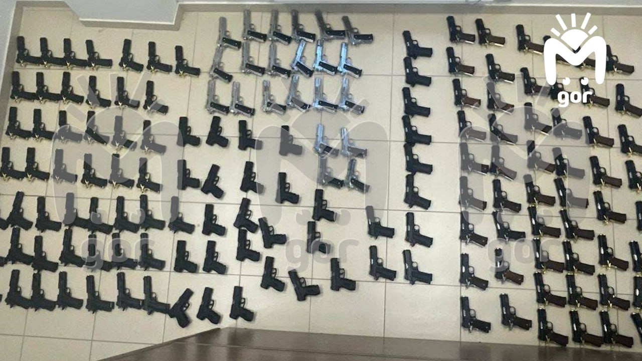 Североосетинские таможенники нашли 153 сигнальных пистолета у водителя на Верхнем Ларсе. 26-летний россиянин ехал из Грузии на внедорожнике. В запаске и под днищем обнаружилось стволов на 3,5 миллиона. Водитель якобы о схроне не знал и просто перегонял машину. Экспертиза показала, что это охолощенные сигнальные пистолеты. Возбуждена административка о сокрытии товаров от таможни.