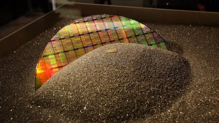 TSMC достигла ключевых успехов в 1 4 нм TSMC сообщила о заметном прогрессе в разработке передового 1 4 нм A14 Намеченные показатели выхода годных кристаллов достигнуты раньше графика а новый техпроцесс принесет значительные улучшения по сравнению с 2 нм N2 A14 способен обеспечить повышение производительности на 15 при улучшение энергоэффективности на 30 Кроме того за счет применения транзисторов GAAFET второго поколения на основе нанолистов и новой архитектуры стандартных ячеек NanoFlex Pro ожидается рост плотности до 20 по сравнению с техпроцессом N2   В то время как конкуренты только обсуждают планы за пределами 2 нм TSMC уже показывает конкретные результаты Intel Foundry заявила о подготовке 14A но пока не предоставила данных о производительности или выходе годных чипов TSMC A14 повлечёт существенное повышение цен потребительской электроники Запуск нового техпроцесса TSMC планирует в 2028 году TSMC Nvidia AMD intel Подписывайтесь на ARCHiTECH Чат