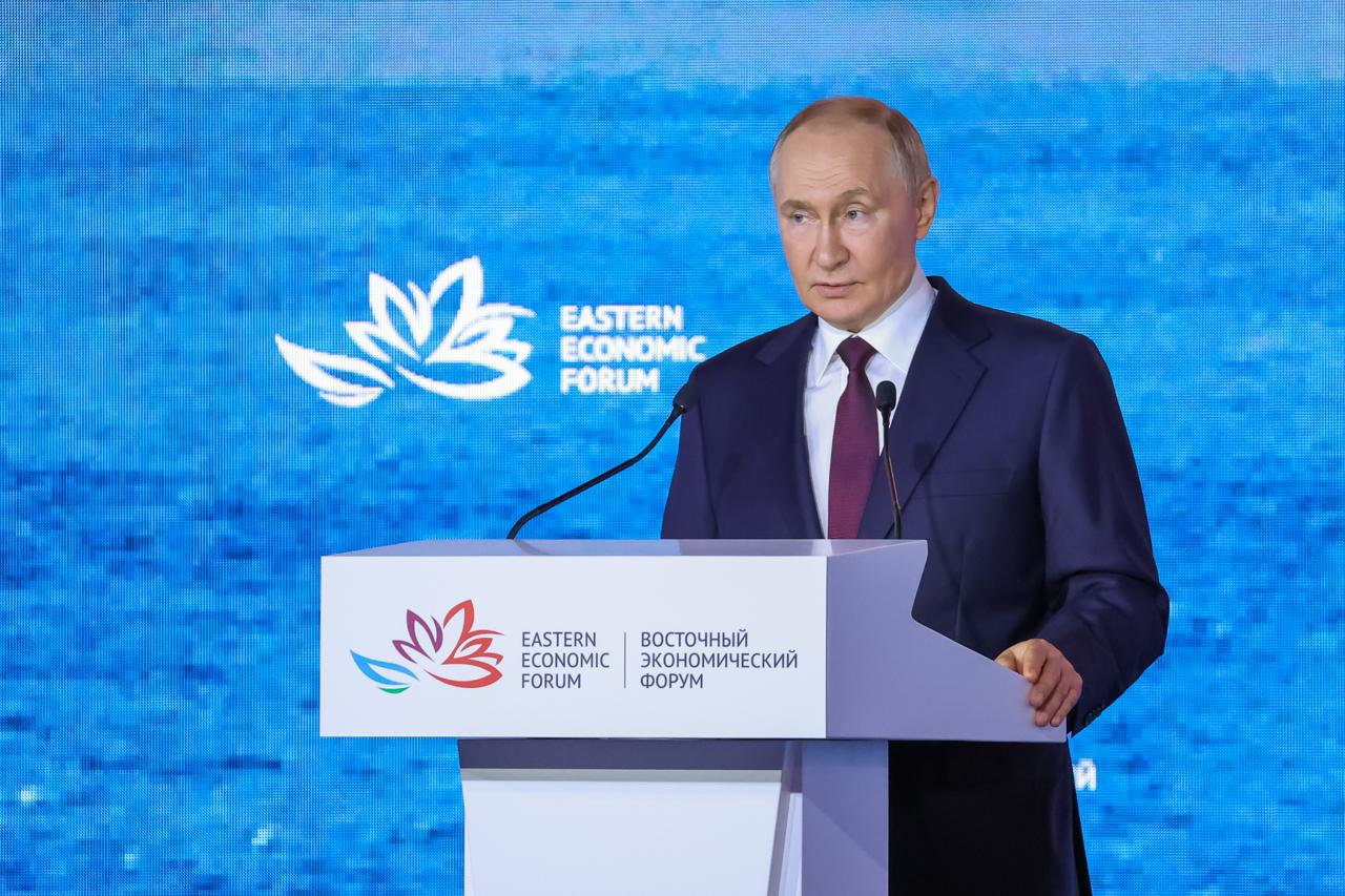 Как Путин связывает будущее России с Дальним Востоком финальный аккорд азиатского турне Президент завершил азиатскую неделю вернувшись в Россию после участия в саммите ШОС он прилетел во Владивосток на Восточный экономический форум В его выступлении развитие Дальнего Востока было показано не только как внутрироссийская задача но и как часть курса на разворот экономики к Азии Социальные и инфраструктурные меры в регионе прозвучали в одном ряду с договоренностями с Китаем и планами расширения связей со странами азиатско тихоокеанского региона Подробнее