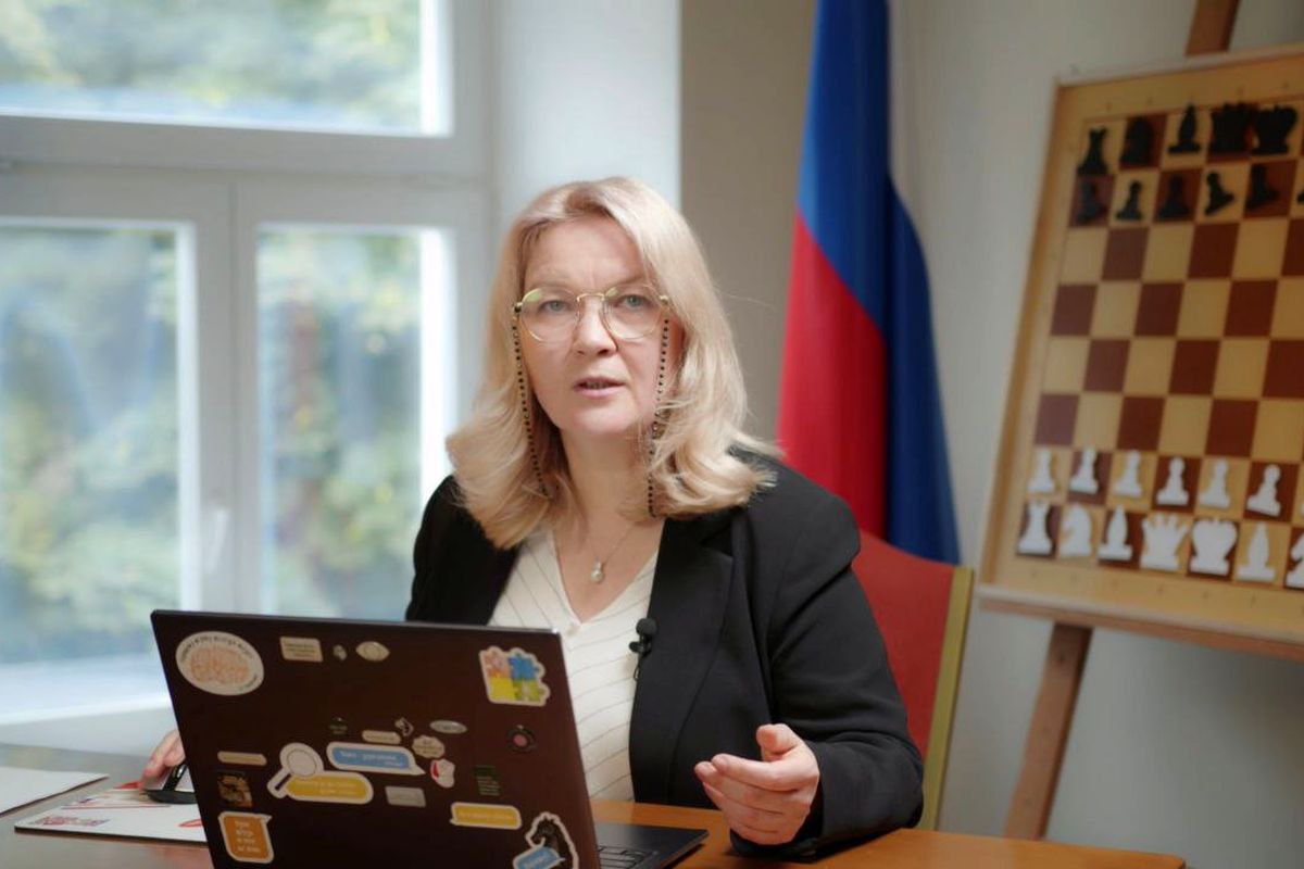 Во вторник 12 августа стартовали Курсы повышения квалификации ФШР «Интеграция шахматной культуры в образовательный процесс» для педагогов Курской области.  В обучении принимают участие свыше 580 слушателей, представляющих образовательные учреждения региона. Участниками курсов стали педагоги, заинтересованные в совершенствовании методик преподавания шахмат и интегрировании шахматной культуры в учебный процесс.  Программой предусмотрено обсуждение ключевых аспектов внедрения шахмат в систему общего образования, формирование профессионально значимых компетенций педагогов и создание условий эффективного взаимодействия школы и семьи в деле приобщения детей к миру шахмат.  Особое внимание уделяется роли шахмат в гармоничном развитии личности ребенка.  Инициатива организации курсов принадлежит врио губернатора Курской области Александру Хинштейну. Руководитель курсов - Эльвира Уманская. Перед началом учебного процесса слушателей поприветствовал исполнительный директор ФШР Александр Ткачев.       Вилина Авзалова
