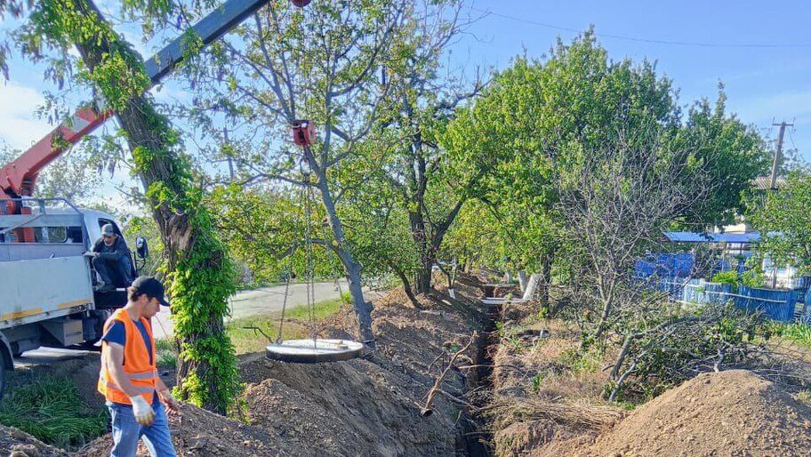 В Ивановке к октябрю решат проблему с водоснабжением  Перебои с водой в Ивановке будут устранены к октябрю — этот вопрос подняли местные жители во время работы мобильной приемной в Ивановском округе.  «Поручил заменить магистральный водопровод в поселке и переподключить всех абонентов. Ремонт 12 километров сетей уже идет, сейчас объект готов на 75%. Завершить модернизацию планируем до 1 октября текущего года», — сообщил губернатор Херсонской области Владимир Сальдо.  Фото: телеграм-канал губернатора Херсонской области Владимира Сальдо     , VK и ОК и читайте новости на нашем сайте