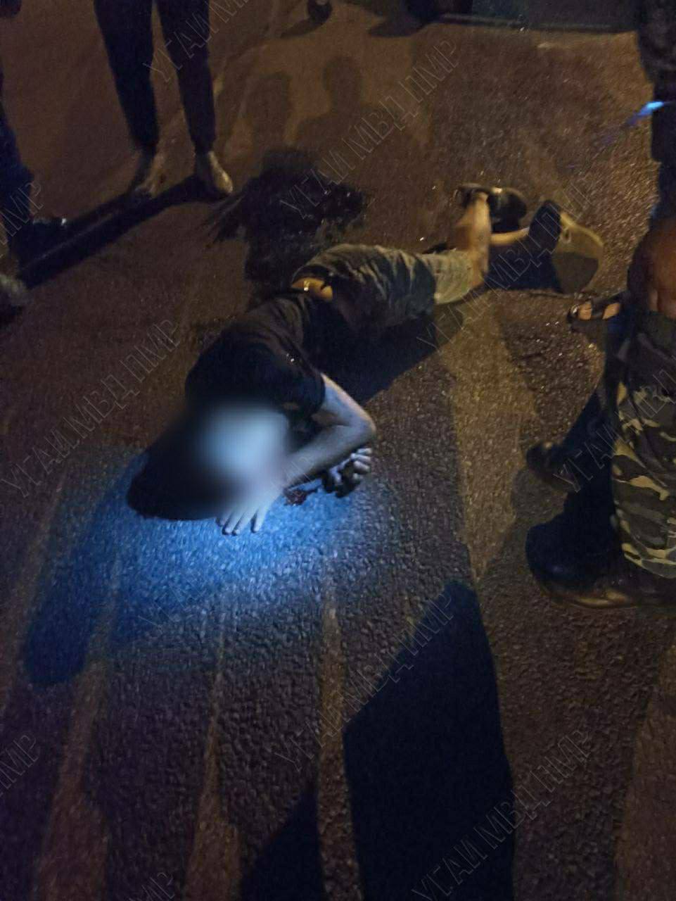 Пьяный пешеход попал под колёса машины возле Дубоссар Авария произошла ночью 1 сентября 27 летний водитель Тойоты сбил мужчину который сначала стоял на проезжей части а затем неожиданно вышел на дорогу 43 летний пострадавший был сильно пьян под мышкой у него обнаружили разбитую бутылку водки У мужчины открытая черепно мозговая травма гематомы резаные раны и множественные ушибы Его доставили в реанимацию сейчас он проходит лечение в травматологии Дубоссарской ЦРБ mvdpmr