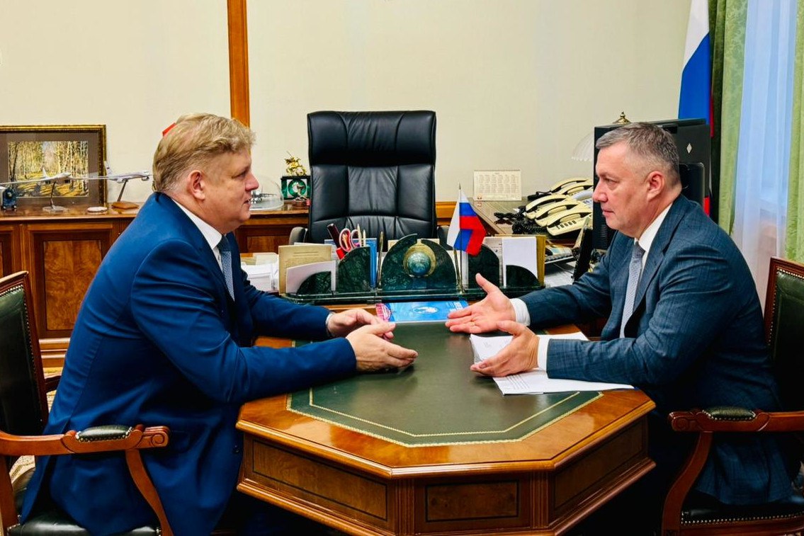 Встретился с полномочным представителем Президента Российской Федерации в Сибирском федеральном округе Анатолием Анатольевичем Серышевым Обсудили реализацию национальных проектов и прохождение осенне зимнего периода В 2025 году Иркутская область вместе со всей страной включилась в реализацию новых национальных проектов разработанных по поручению Президента Владимира Владимировича Путина Уже в первый год их реализации удалось привлечь в регион более 20 4 млрд рублей из федерального бюджета Всего на реализацию нацпроектов в Приангарье в этом году направлено почти 43 млрд рублей из бюджетов всех уровней В рамках нацпроектов выполняются капитальные ремонты и строительство в сфере здравоохранения образования социального обслуживания населения культуры дорожного строительства жилищно коммунального хозяйства экологии формирования комфортной городской среды Отопительный период в Приангарье проходит в штатном режиме В рамках подготовительной компании в межотопительный период заменено 93 км 114 от плана ветхих сетей тепло водоснабжения и водоотведения В 69 муниципальных образованиях проходят проверки готовности к осенне зимнему периоду В соответствии с приказом Енисейского управления Ростехнадзора они продлятся до 14 ноября На особом контроле остается прохождение отопительного периода в Мамско Чуйском районе городах Тулун Нижнеудинск и Слюдянка На подготовку и прохождение отопительного периода 2025 2026 годов запланировано финансирование мероприятий на общую сумму более 6 3 млрд рублей из бюджетов разных уровней а также средств предприятий По всем источникам уже профинансировано свыше 4 6 млрд рублей Еще одной темой встречи стало формирование бюджета региона на предстоящий 2026 год Благодарен Анатолию Анатольевичу за его постоянное и пристальное внимание к нашему региону и поддержку наших инициатив на федеральном уровне Фото пресс центра аппарата полпреда Президента РФ в СФО Мой канал в MAX